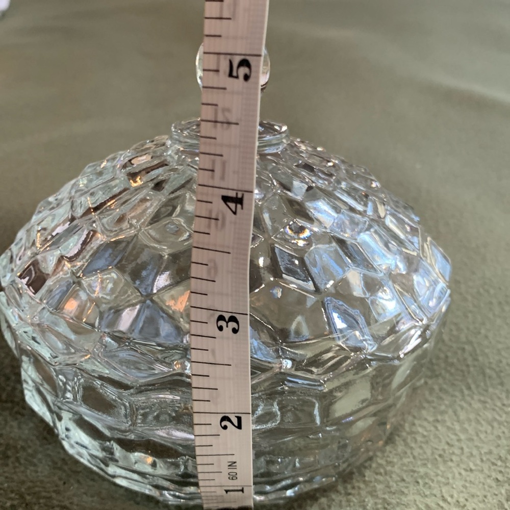 Beautiful crystal candy dish with lid. Approximately 5 1/4” x 5” x 2 1/4” - Picture 2 of 6